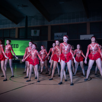 Układ taneczny w wykonaniu dziewcząt w czerwonych kostiumach.