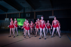 Układ taneczny w wykonaniu dziewcząt w czerwonych kostiumach.