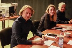 Troje jurorów siedzi przy stoliku: Krystian Weber, Maria Antkowiak-Świątek i Krzysztof Pydyński. Patrzą w obiektyw i sie uśmiechają.