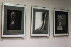 Nagrodzone prace. Trzy czarno-białe fotografie fragmentów ludzkiego ciała.