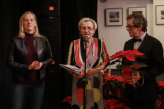 Od lewej: Joanna Szydłowska, Krystyna Mikołajczak przy mikrofonie oraz Robert Brzęcki z gwiazdą betlejemską. Wszyscy z CKiS w Koninie.