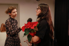 Po lewej Emilia Sypniewska z CKiS trzymająca mikrofon. Ubrana w sukienkę w kwiatowy wzorek. Po prawej Renata Gierwielaniec w czerni. W dłoniach trzyma gwiazdę betlejemską.