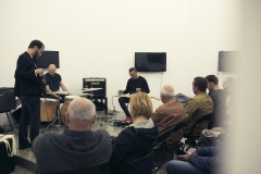 Galeria CKiS "Wieża Cieśnień". Na scenie troje muzyków: Sharif Sehnaoui, Adam Gołębiewski, Tony Elieh.