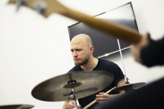 Adam Gołębiewski gra na perkusji.