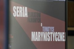 Plakat z tytułem wystawy Seria (biały druk) plakatów filmowych (czarny druk) o (biały druk) tematyce (rozmyty błękit) marynistycznej (biały).
