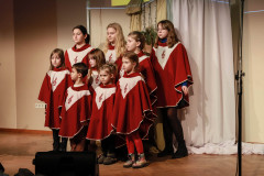 Na scenie zespół w czerwono-białych pelerynach z kluczem wiolinowym.