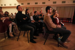 Zdjęcie publiczności siedzącej w rzędach.