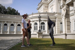 Dwóch mężczyzn i rzeźba przed pałacem w Kościelcu.