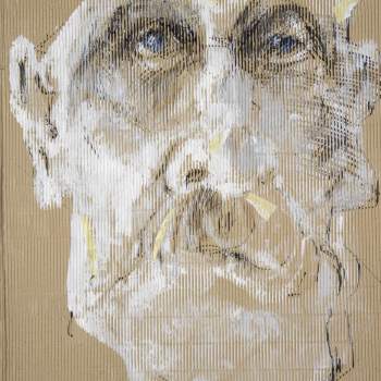 Autoportret Wojciecha Bukowieckiego. Wykonany białą farbą na prążkowanym brązowym kartonie.  Oczy mają wyraziste niebieskie tęczówki.