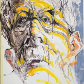 Autoportret Tadeusza Bukowieckiego. Starszy mężczyzna o szarych lekko opadających na czoło włosach  i białych wąsach.  Na twarzy ma żółte kreski poprowadzone przez lewy policzek,  brwi i brodę. Tło po lewej stronie jest białe, po prawej błękitne.