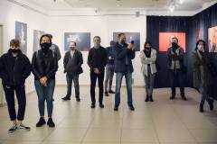 Ludzie zgromadzeni na wystawie zatytułowanej „Portret w plenerze” CIĄŻEŃ 2020.