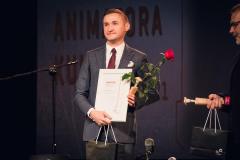 Wójt Mariusz Woźniak prezentuje dyplom.