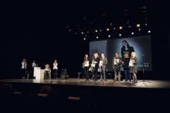 Laureaci na scenie sali widowiskowej CKiS-DK Oskard.