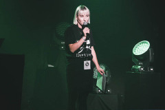 Marta Duszyńska na scenie z mikrofonem.