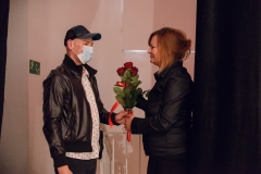 Ewa Gaj otrzymuje niewielki bukiet czerwonych róż.