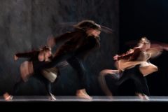 Troje tancerzy w biegu. Zdjęcie z zastosowaniem efektu malowania światłem.