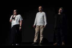 Na scenie Oskardu stoją od lewej: mówiąca do mikrofonu Renata Rudowicz, Tomasz Kulas i Marek Lapis.