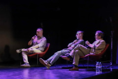 Jurorzy siedzący w czerwonych fotelach. Od lewej: Patryk Koszela, Damian Drewniak i Mirosław Jurgielewicz.