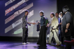 Moment wręczenia nagrody przez Justynę Kałużyńską-Markocką. Po prawej stojąca bokiem Renata Rudowicz z mikrofonem.
