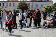 Grupa młodzieży na placu Wolności w Koninie.