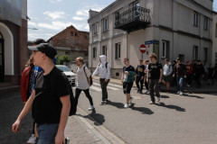 Uczestnicy spaceru przechodzą przez ulicę na rogu Targowej i placu Zamkowego.