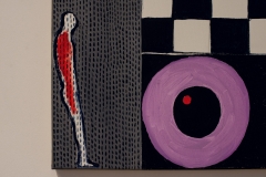 Obraz przedstawia białą sylwetkę człowieka, który stoi bokiem w szarym prostokącie.  Od szyi do pasa wypełniony czerwoną plamą. Po prawej stronie wrzosowego koloru gruby okrąg. Powyżej szachownica.
