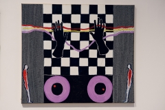 Obraz przedstawia szachownicę z czarnymi dłońmi na planszy. Poniżej dwa grube okręgi wrzosowego koloru.