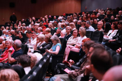 Publiczność siedząca w ciemnych fotelach sali widowiskowej CKiS w Koninie.