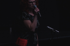 Daria Mach z CKiS w Koninie z mikrofonem.