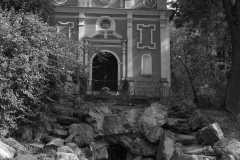 Kaplica grobowa Czartoryskich w Gołuchowie. Widok frontalny. Do otoczonego drzewami budynku prowadzą kamienne schodu. Autor: Roman Trochimowicz.