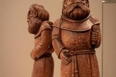 Dwie rzeźby przedstawiające zakonników.