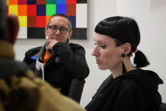 Rafaela Jesionowicz sfotografowana z lewego profilu. W głębi kadru Robert Brzęcki.