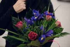 Bukiet kwiatów złożony z tulipanów, irysów i ozdobnych liści