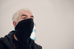 Tadeusz Topolski w czarnym kominie zakrywającym szczelnie połowę twarzy