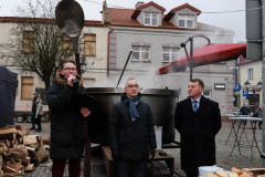 Przy wielkim kotle stoją od prawej: Leszek Galemba, Witold Nowak i konferansjer.