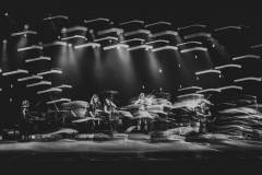 O.N.E Quintet na scenie Oskardu. Czarno-białe zdjęcie z efektem malowania światłem.
