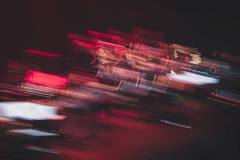 Big Band konińskiej Szkoły Muzycznej. Zdjęcie utrzymane w czerwonej kolorystyce z efektem malowania światłem.