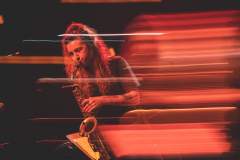 Monika Muc z O.N.E. Quintet gra na saksofonie. Zdjęcie z efektem malowania światłem.