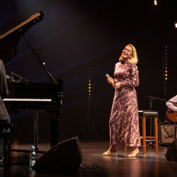 Aga Zaryan w towarzystiwe muzyków na scenie CKIS-DK Oskard. Po lewo pianista, po prawo gitarzysta.