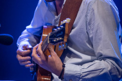 Zdjęcie portretowe gitarzysty.
