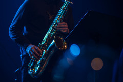 Saksofonista gra na instrumencie.