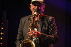 Jacek Rodziewicz gra na saksofonie.