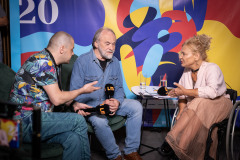 Od lewej: Dariusz Herbasz, Leszek Dranicki i Iwona Krzyżak podczas rozmowy. Wszyscy trzymają mikrofony z logo LM. W tle kolorowy baner Jazzonaliów.