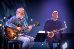 Po lewej Leszek Dranicki z gitarą. Po prawej Dariusz Herbasz trzyma na kolanach saksofon.
