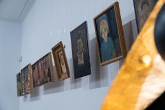 Prace Kazimierza Białkowskiego wyeksponowane na ścianie. Większość z nich to portrety.