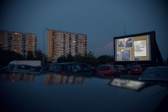 Ekran kina samochodowego widziany z miejsca parkingowego.