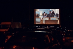 Ekran kina samochodowego widziany z miejsca parkingowego.