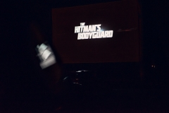 Biały napis "The Hitman's Bodyguard" wyświetlany na czarnym tle ekranu.