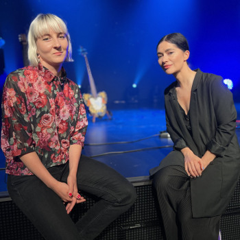 Na skraju sceny siedzą: Marta Duszyńska (po lewej) i Misia Furtak (po prawej). Obydwie patrzą w obiektyw.