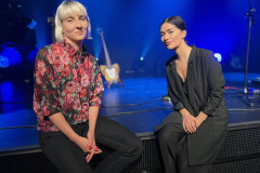 Na skraju sceny siedzą: Marta Duszyńska (po lewej) i Misia Furtak (po prawej). Obydwie patrzą w obiektyw.